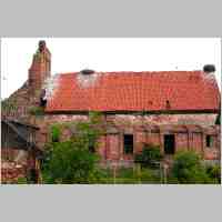 905-1581 Ostpreussenreise 2007. Stoerche sorgen auf dieser verfallenen Dorfkirche fuer etwas Leben.jpg